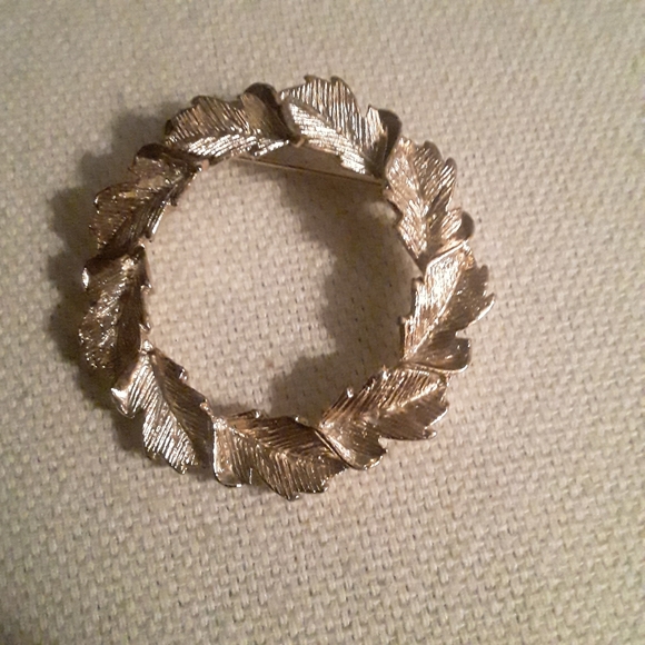 Vintage Jerry's Leave wreath style gold tone nrooch - Picture 1 of 4
